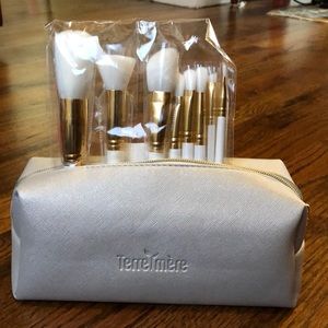 Terre Mere 8 brush set with with makeup case